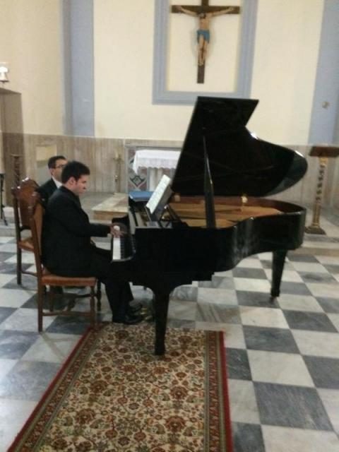 il pianista Marco Grilli durante l'esecuzione dello Studio n.2 "La leggerezza" del compositore Francesco Marino